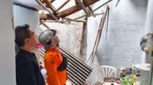 Atap Dapur Rumah Warga Bogor Ambruk Akibat Hujan Deras dan Bangunan Lapuk