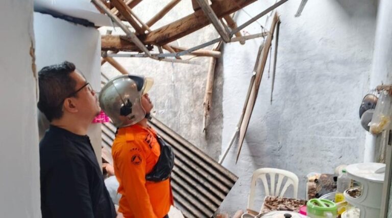 Atap Dapur Rumah Warga Bogor Ambruk Akibat Hujan Deras dan Bangunan Lapuk