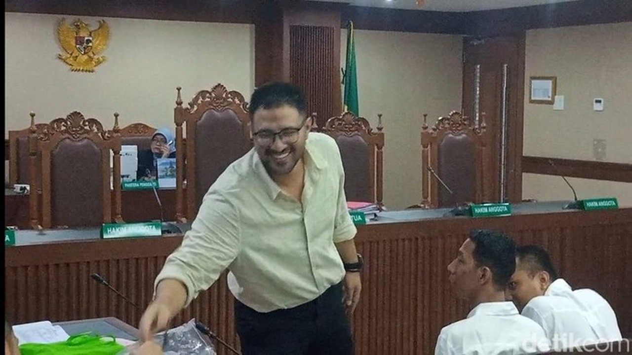 Chat Ammar Zoni dengan Dokter Kamelia Terbongkar: Permintaan Plastik Klip Jadi Sorotan Sidang Narkoba Chat Ammar Zoni dengan Dokter Kamelia Terbongkar: Permintaan Plastik Klip Jadi Sorotan Sidang Narkoba