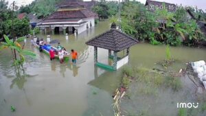 Jenazah Warsono Diantar Perahu ke Pemakaman Akibat Banjir Bandang di Pati