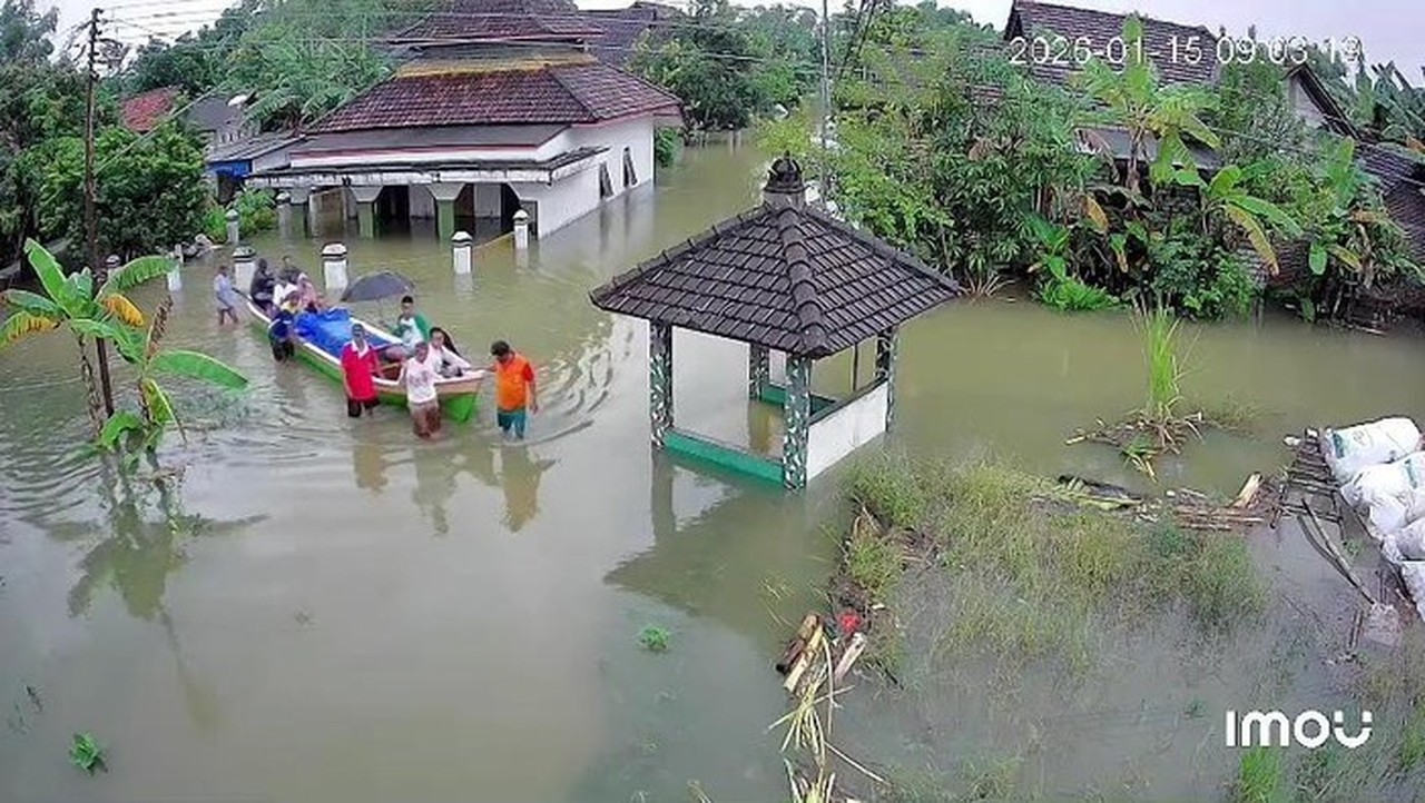 Jenazah Warsono Diantar Perahu ke Pemakaman Akibat Banjir Bandang di Pati Jenazah Warsono Diantar Perahu ke Pemakaman Akibat Banjir Bandang di Pati