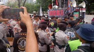 Polwan Polda Metro Jaya Sambut Massa Aksi Ojol Nasional dengan Pelayanan Humanis