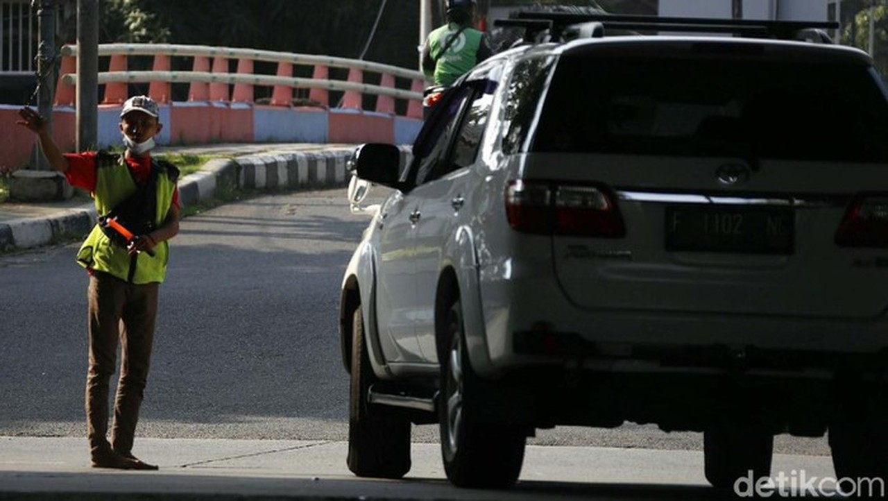 Aksi Pungli di Exit Tol Rawa Buaya: 6 ‘Pak Ogah’ Ditangkap Polisi