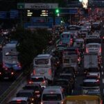 Macet Total Jelang Long Weekend: Titik Kepadatan di Tol Keluar Jakarta Malam Ini