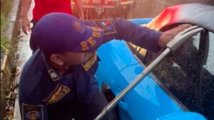 Damkar Bogor Pecahkan Kaca Porsche Boxter Demi Evakuasi Kunci Tertinggal