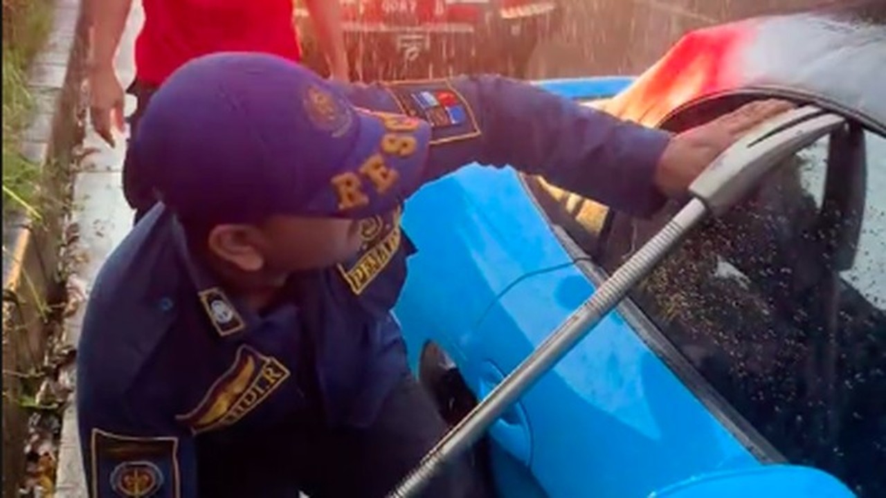 Damkar Bogor Pecahkan Kaca Porsche Boxter Demi Evakuasi Kunci Tertinggal