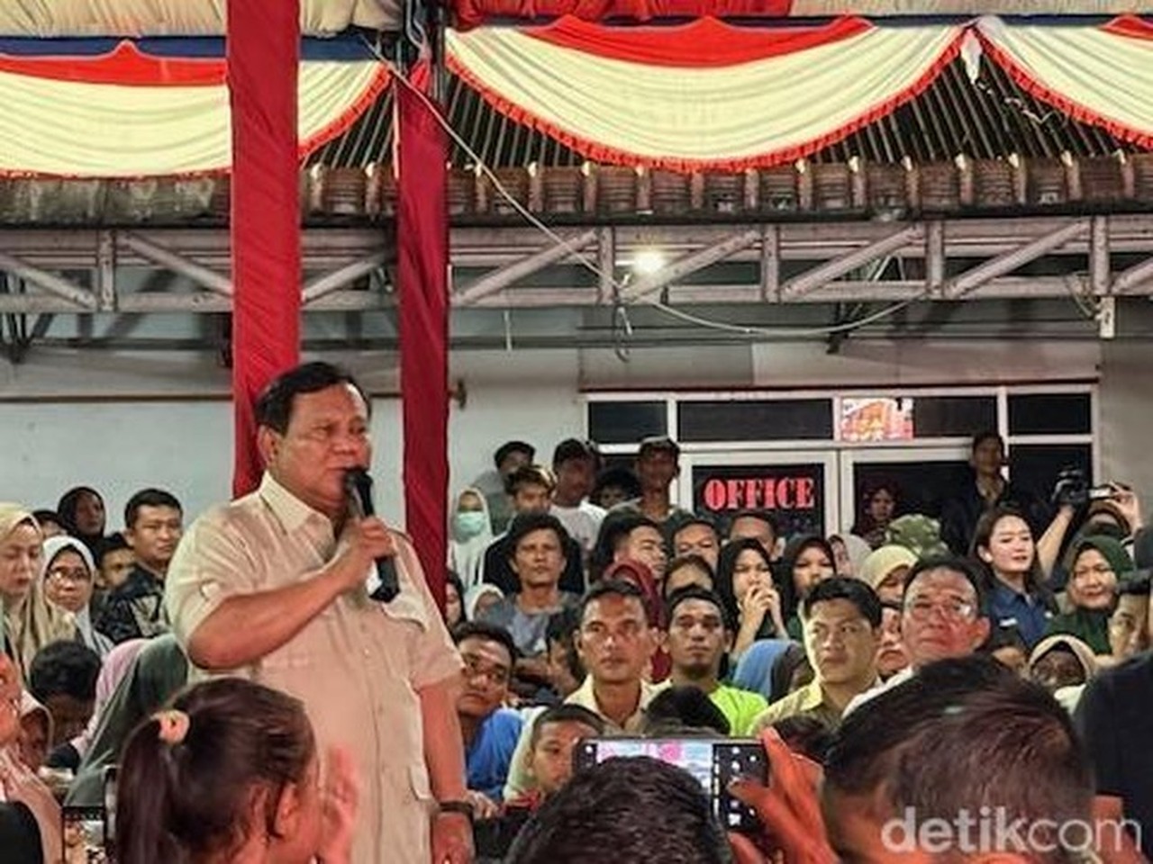 Prabowo Subianto Beri Dukungan Pengungsi Tapsel: Presidenmu Tak Akan Meninggalkanmu Prabowo Subianto Beri Dukungan Pengungsi Tapsel: Presidenmu Tak Akan Meninggalkanmu