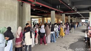 Antrean Semrawut di Planetarium TIM, Pengunjung Kecewa Tiket Habis hingga Calo Bermunculan