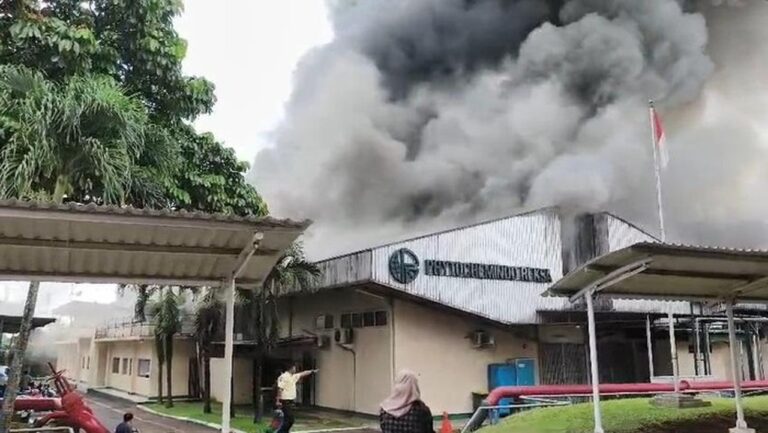 Pabrik Herbal Gunung Putri Bogor Dilalap Api, 5 Unit Damkar Berjibaku Padamkan Kobaran
