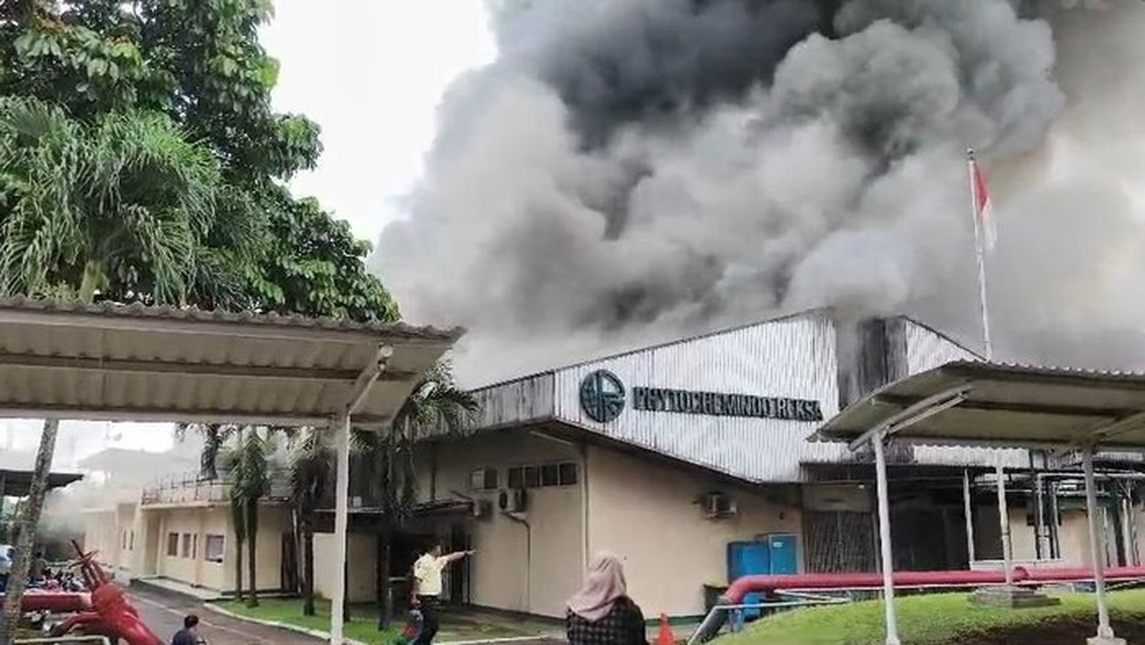 Pabrik Herbal Gunung Putri Bogor Dilalap Api, 5 Unit Damkar Berjibaku Padamkan Kobaran