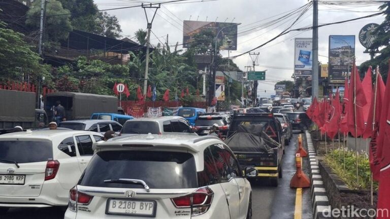 Long Weekend, Jalur Puncak Bogor Macet Parah di Sejumlah Titik