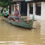 Banjir Pati Hampir Sepekan, Warga Terpaksa Gunakan Perahu untuk Mencari Nafkah