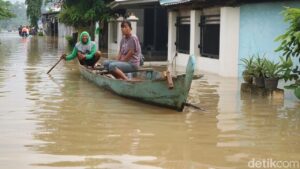 Banjir Pati Hampir Sepekan, Warga Terpaksa Gunakan Perahu untuk Mencari Nafkah