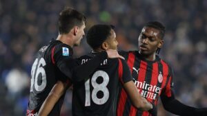 Drama Penalti AC Milan: Leao dan Nkunku Adu Mulut, Allegri Turun Tangan