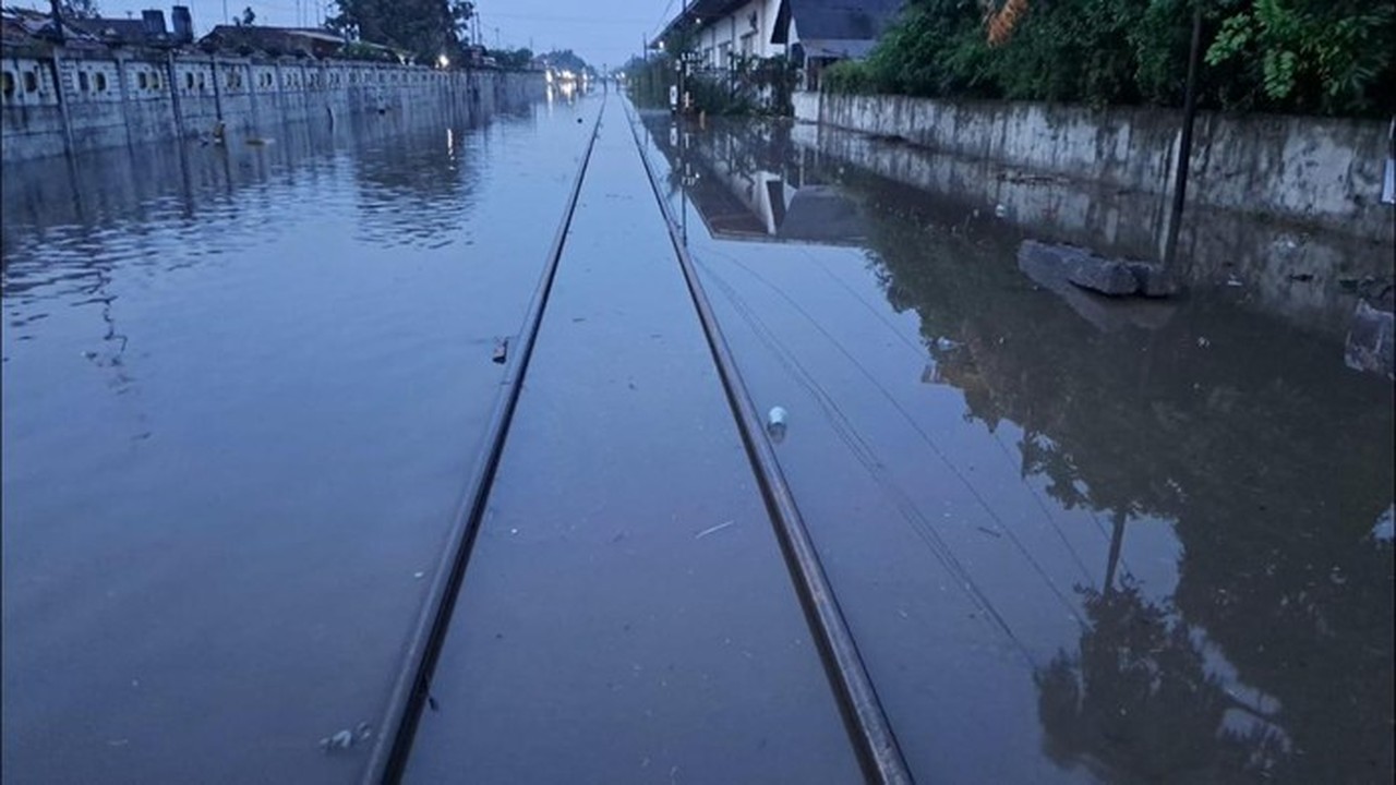 Banjir Pekalongan Lumpuhkan Jalur Kereta: 7 KA Tertahan, 4 Lainnya Dialihkan