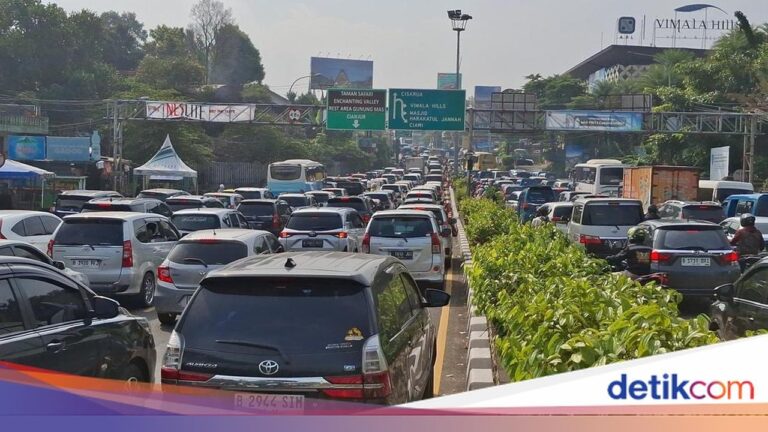 Volume Kendaraan Meningkat, Polisi Terapkan One Way di Jalur Puncak Bogor Sabtu Ini