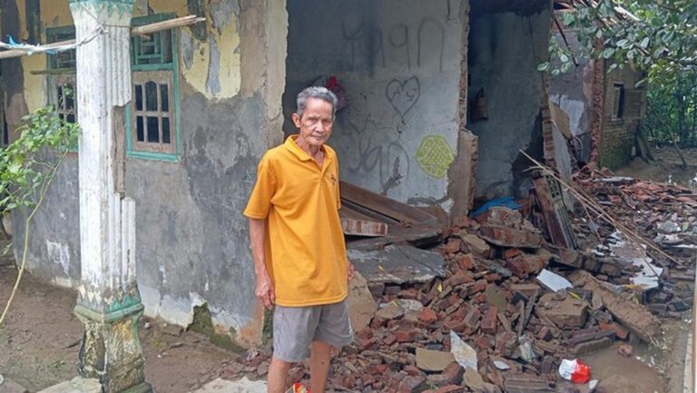 Banjir Sepekan di Pandeglang: 7 Rumah Ambruk, Warga Terpaksa Minum Air Hujan