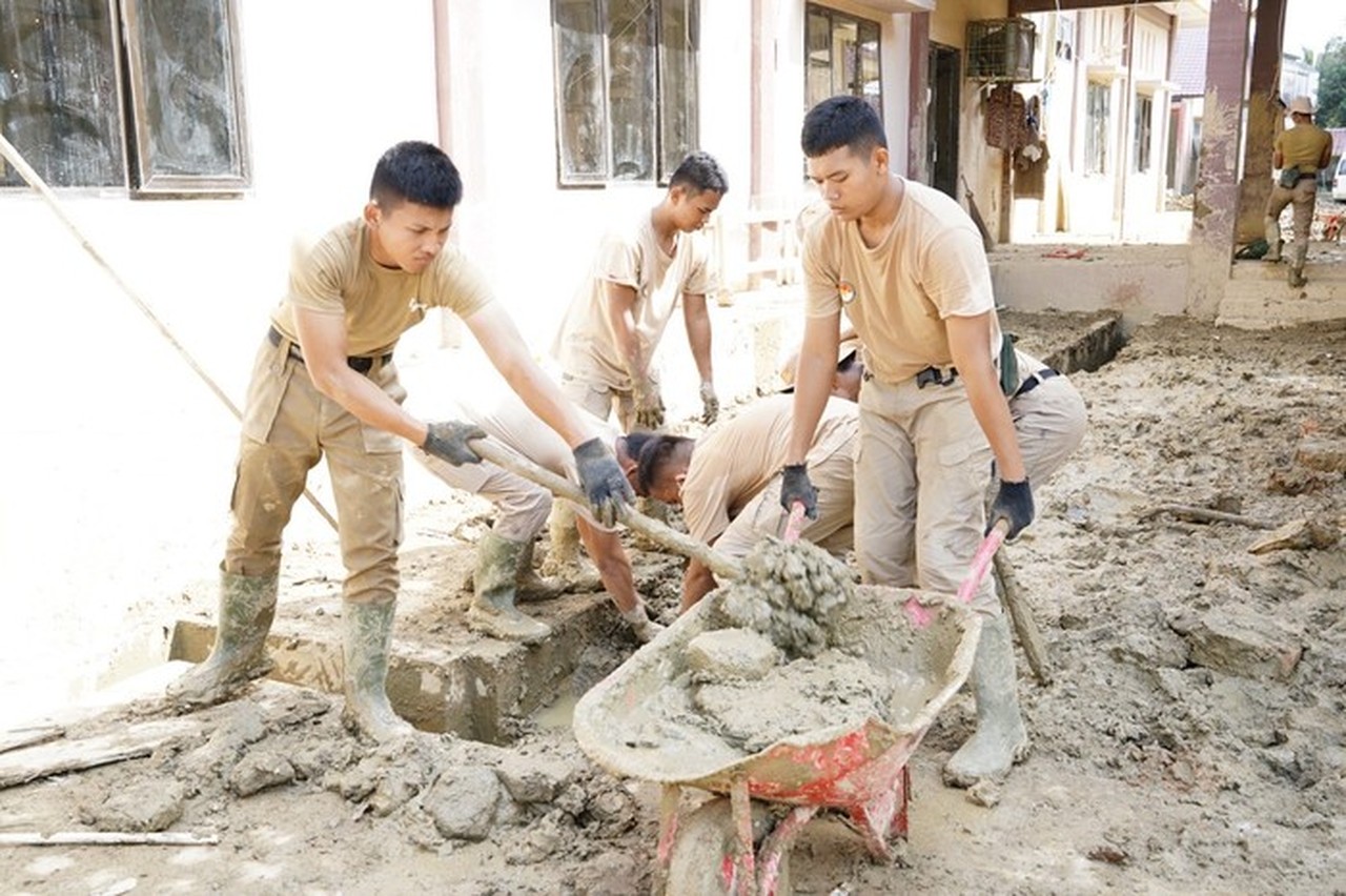 Praja IPDN Berjibaku Bersihkan Kantor Dinkes Aceh Tamiang, Progres Pemulihan Capai 80 Persen
