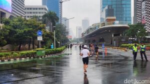 Gerimis Tak Hentikan Warga Berlari di CFD Bundaran HI, Olahraga Hanya di Hari Minggu