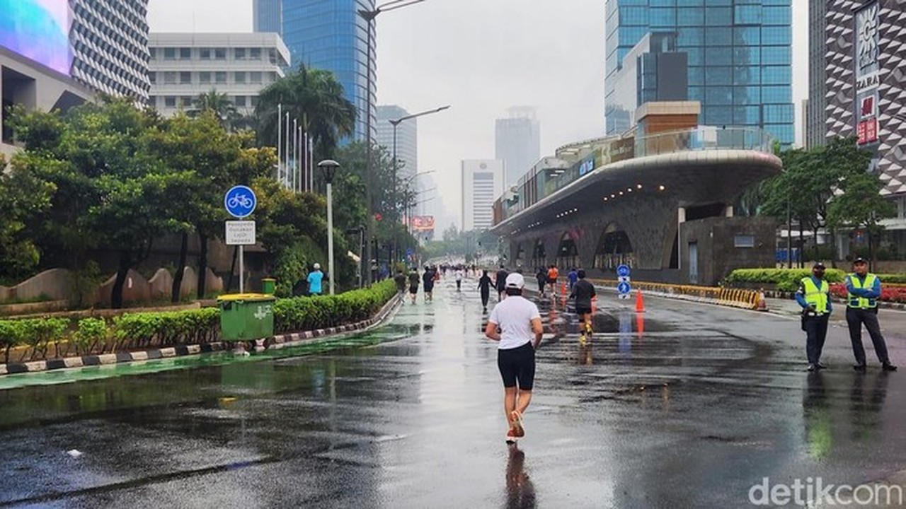Gerimis Tak Hentikan Warga Berlari di CFD Bundaran HI, Olahraga Hanya di Hari Minggu