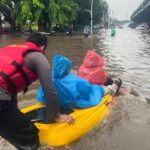 Banjir Pulogadung: Jalan Terendam, Polisi Turunkan Perahu Bantu Warga