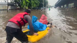 Banjir Pulogadung: Jalan Terendam, Polisi Turunkan Perahu Bantu Warga