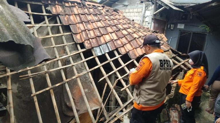 Rumah Warga di Bogor Ambruk Akibat Hujan Deras, Penghuni Terpaksa Mengungsi