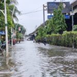 Jalan Ahmad Yani Jakarta Pusat Terendam Banjir, Pemotor Nekat Terobos Trotoar