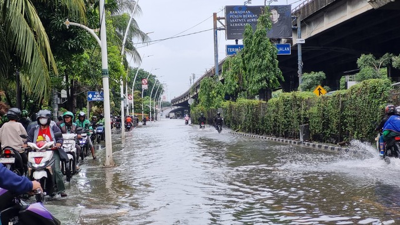 Jalan Ahmad Yani Jakarta Pusat Terendam Banjir, Pemotor Nekat Terobos Trotoar