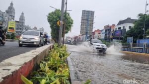 Jalan Boulevard Barat Kelapa Gading Tergenang, Contraflow Diberlakukan Depan Balai Samudera