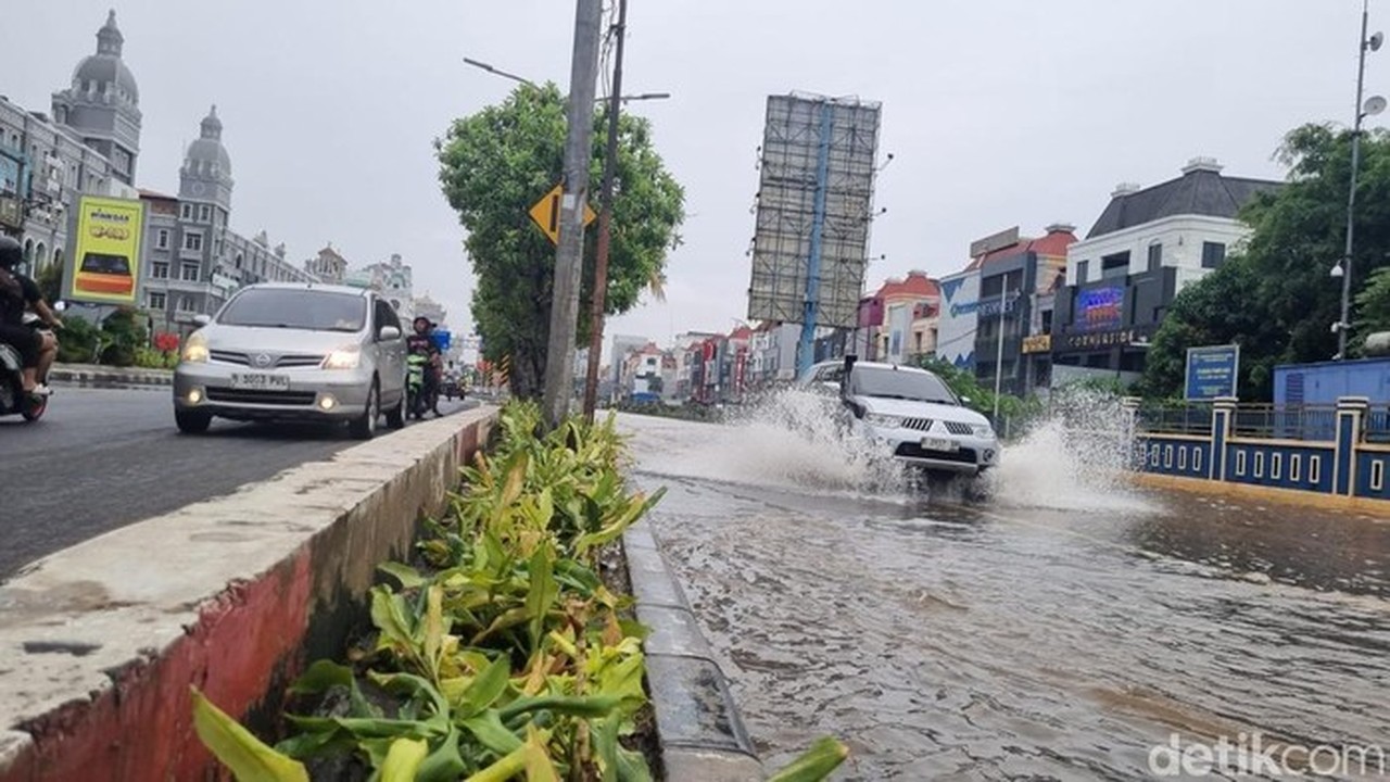 Jalan Boulevard Barat Kelapa Gading Tergenang, Contraflow Diberlakukan Depan Balai Samudera