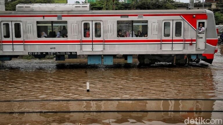 Banjir Rendam Rel, Perjalanan KRL ke Tanjung Priok Terhenti Sementara