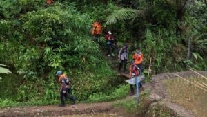 Tim SAR Berhasil Evakuasi 1 Korban Pesawat ATR 42-500 yang Tabrak Gunung di Pangkep