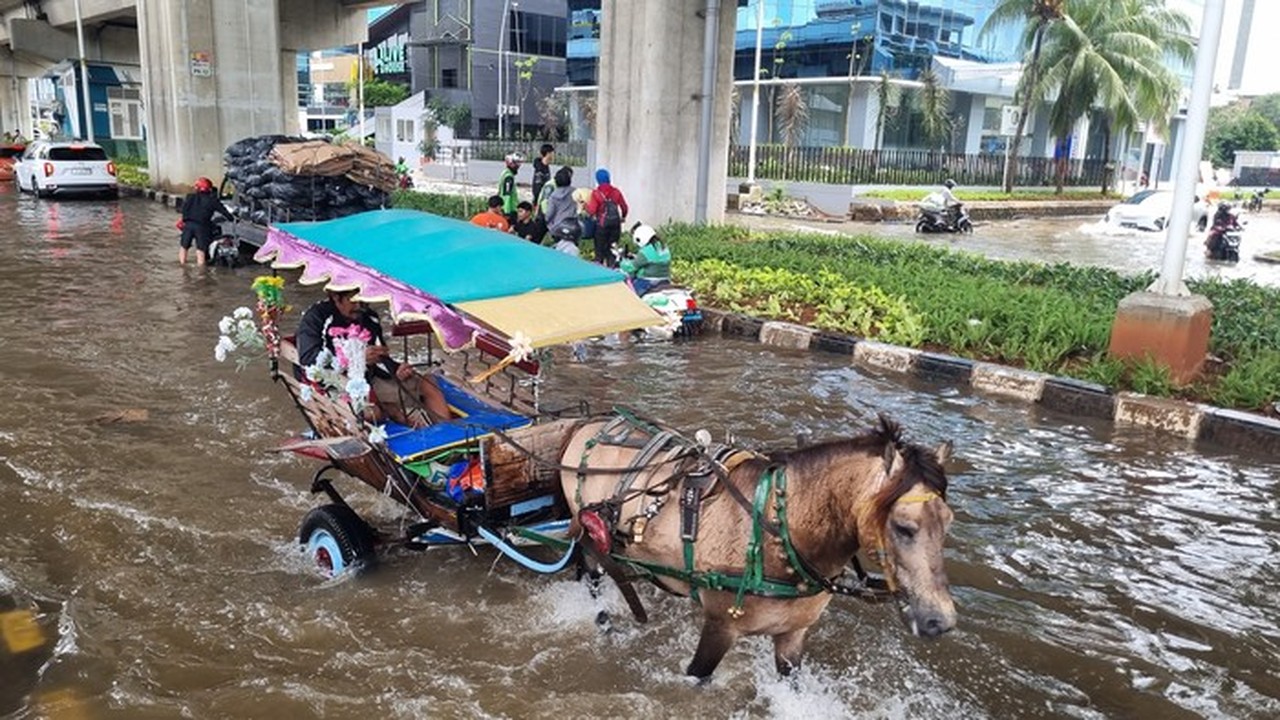Banjir 30 Cm di Kelapa Gading, Motor Mogok Tapi Delman Tetap Melaju