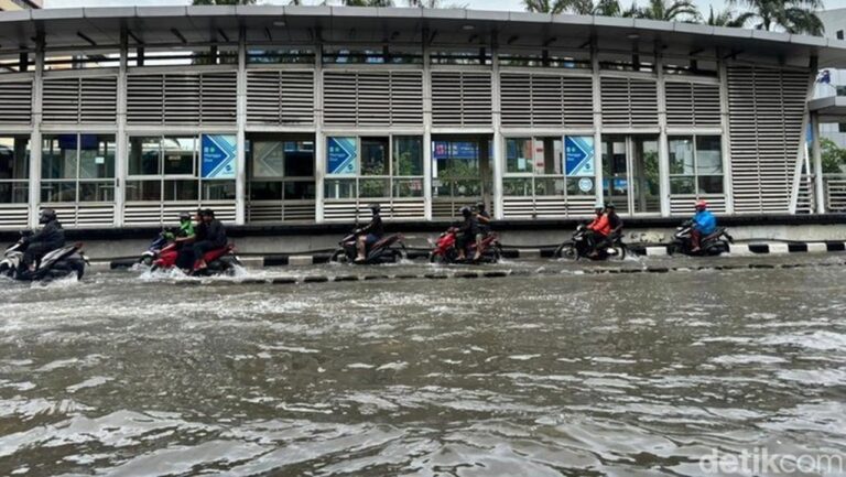 Banjir Jakarta Barat: 388 Warga Mengungsi Akibat Hujan Deras Sejak Semalam