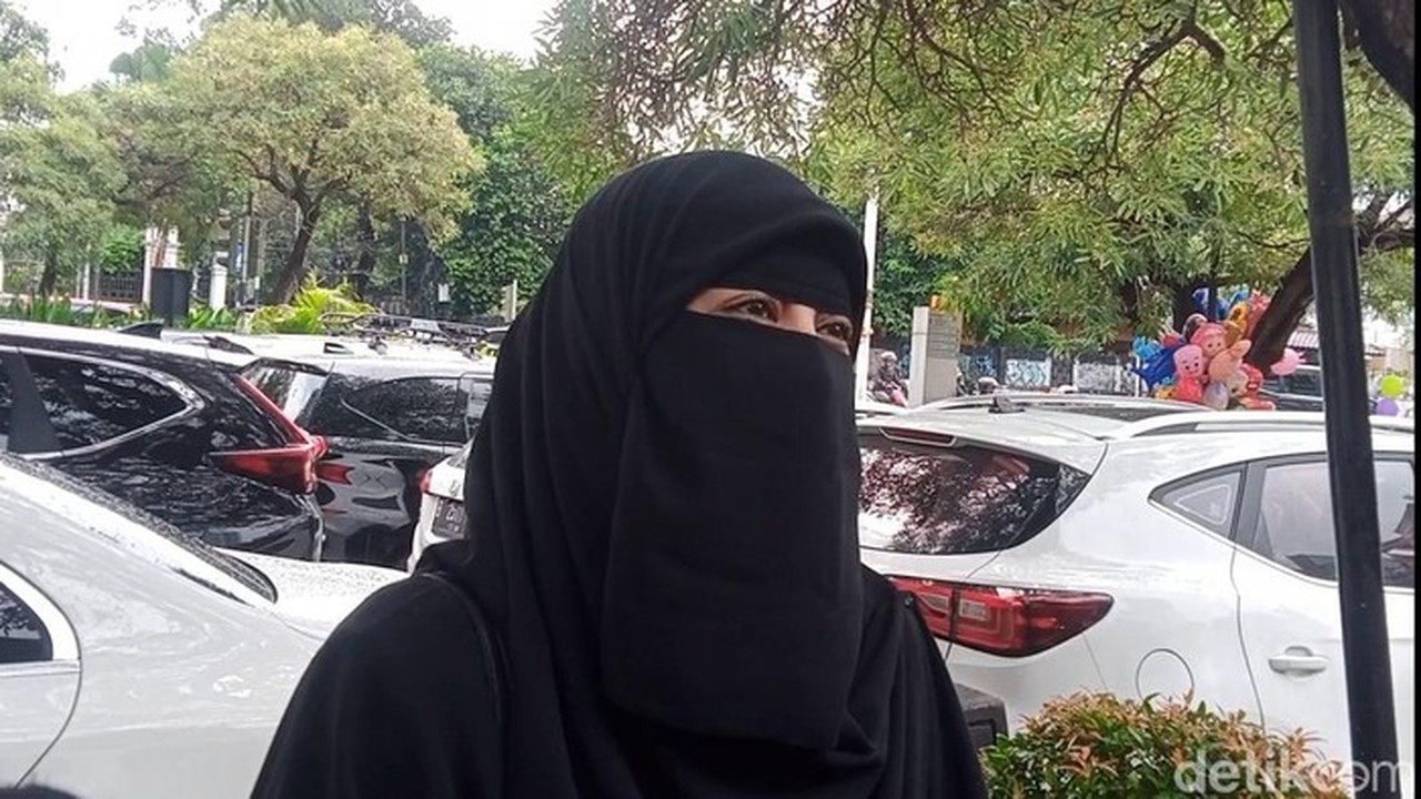 Umi Pipik: Wardatina Mawa Tetap Istikamah dengan Cadar Meski Banjir Tawaran Brand Ambassador