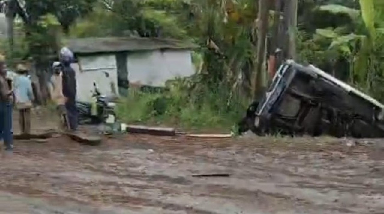 Ekskavator Tabrak 6 Mobil di Bogor, 5 Orang Luka-Luka dan Dilarikan ke RS