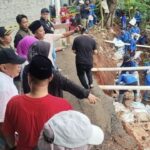 Erosi Kali Angke Picu Tanah Longsor di Depan Rumah Warga Kembangan Jakarta Barat