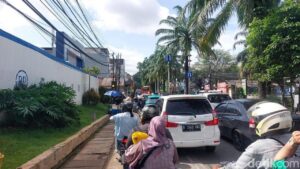 Macet Parah di Ragunan Saat Libur Tahun Baru, Antrean Kendaraan Capai 1 Km