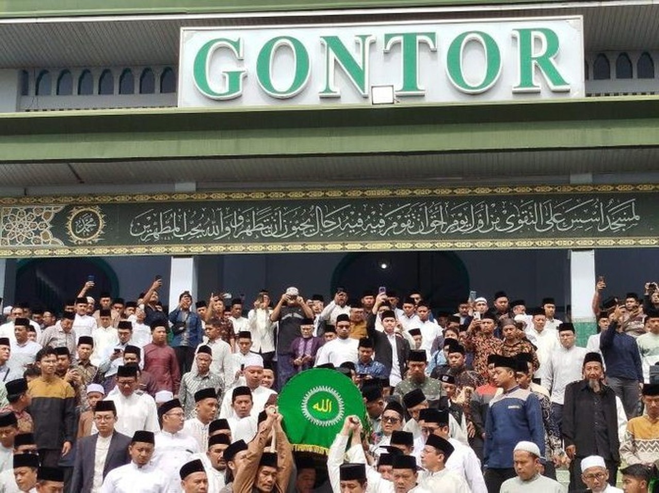 Ribuan Pelayat Iringi Pemakaman KH Amal Fathullah Zarkasyi, Tokoh Sentral Pesantren Gontor