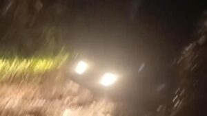 Kendaraan Wisatawan Tersangkut Lumpur Saat Trekking di Cisadon Bogor