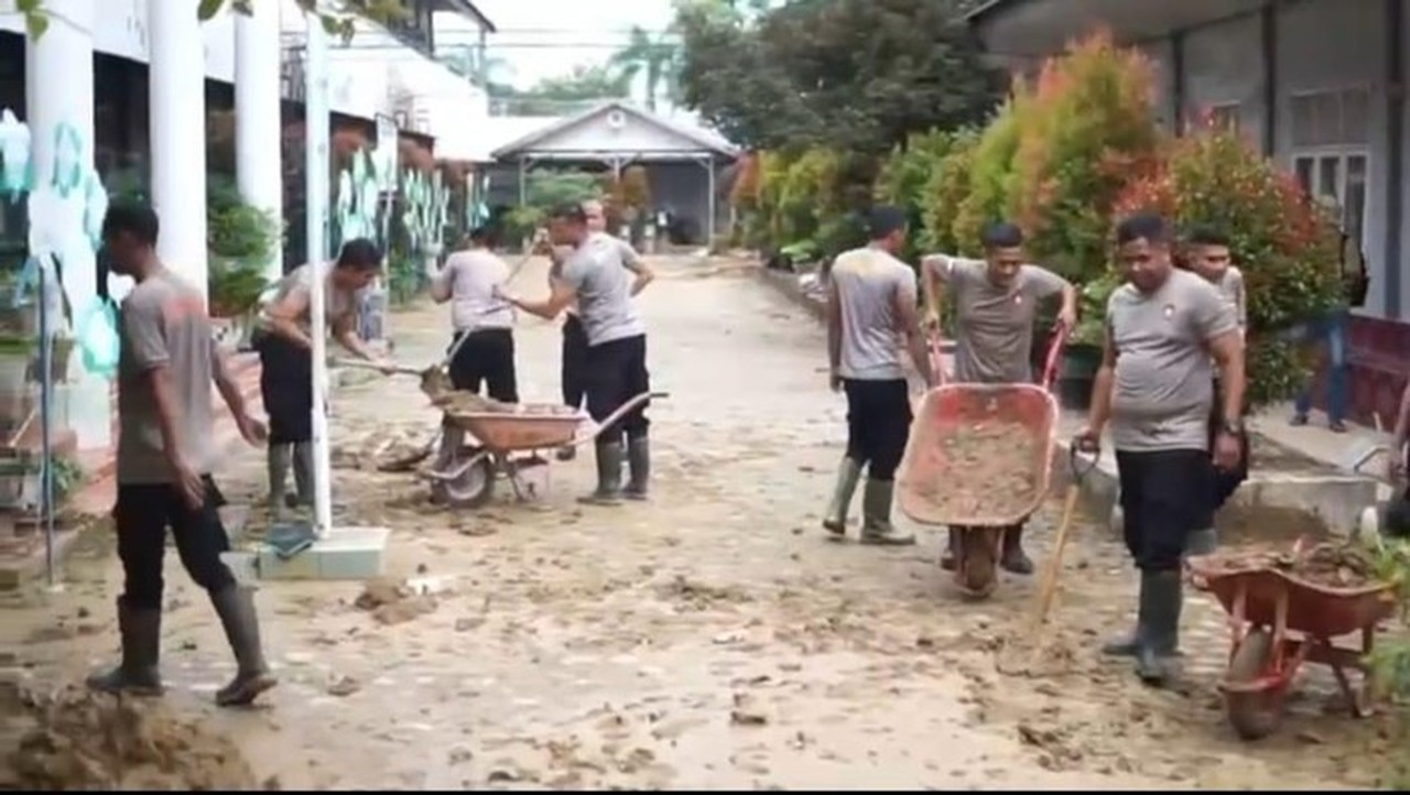 Polres Langsa Bersihkan SMPN 2 Langsa Pasca Banjir, Siap Digunakan Kembali Besok Polres Langsa Bersihkan SMPN 2 Langsa Pasca Banjir, Siap Digunakan Kembali Besok