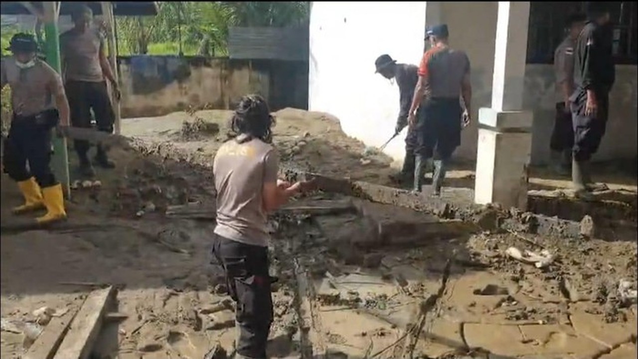Polres Bireuen Bersihkan Lumpur Banjir di SMAN 1 Peusangan, Komitmen Polri untuk Pendidikan Pasca-Bencana Polres Bireuen Bersihkan Lumpur Banjir di SMAN 1 Peusangan, Komitmen Polri untuk Pendidikan Pasca-Bencana