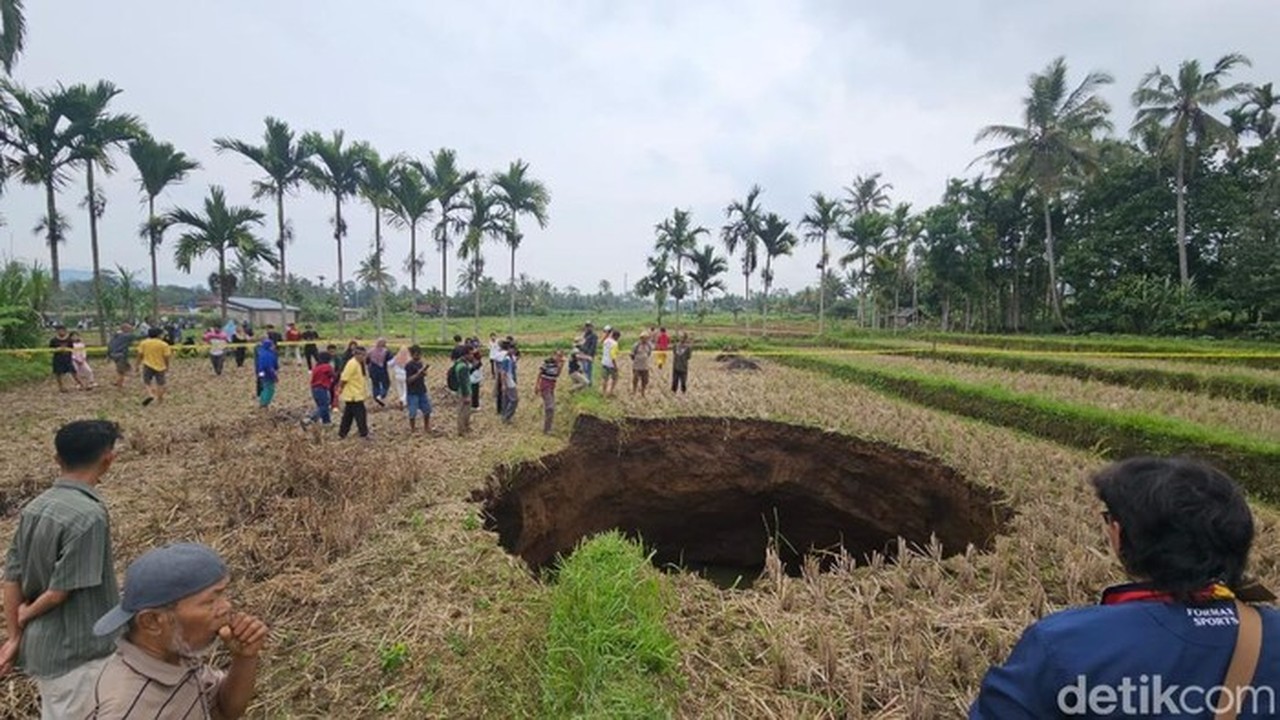 Lubang Raksasa Muncul di Sawah Warga Sumbar Pasca Suara Ledakan, Diduga Fenomena Sinkhole