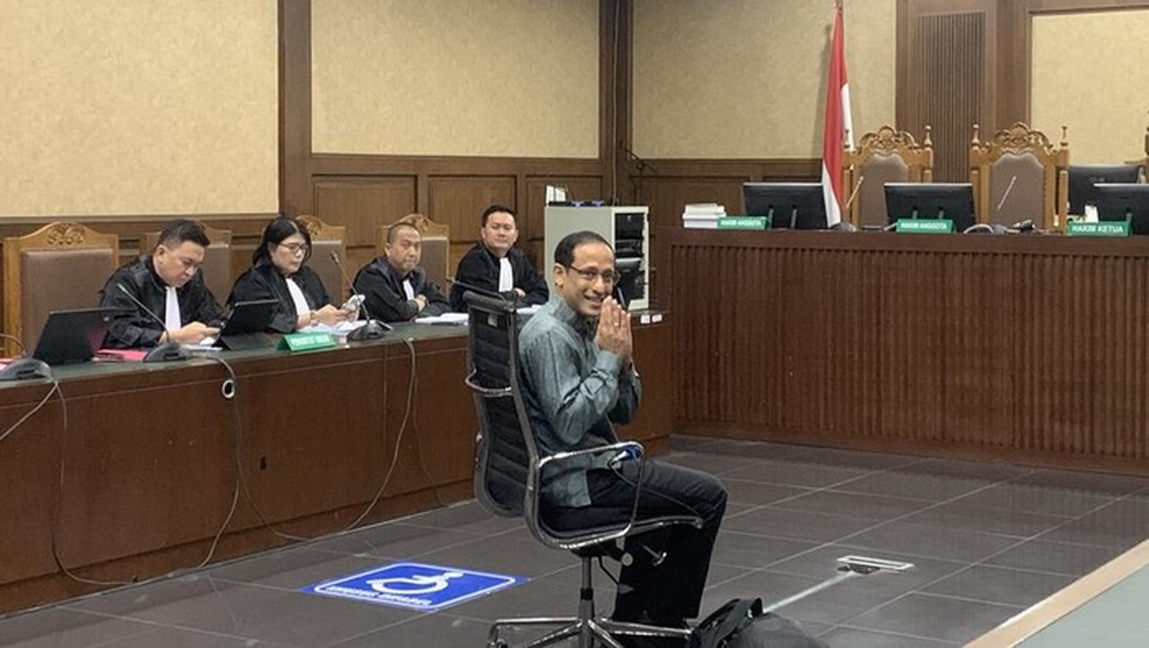 Nadiem Makarim Hadapi Sidang Dakwaan Kasus Korupsi Chromebook, Tiba dengan Senyum Nadiem Makarim Hadapi Sidang Dakwaan Kasus Korupsi Chromebook, Tiba dengan Senyum