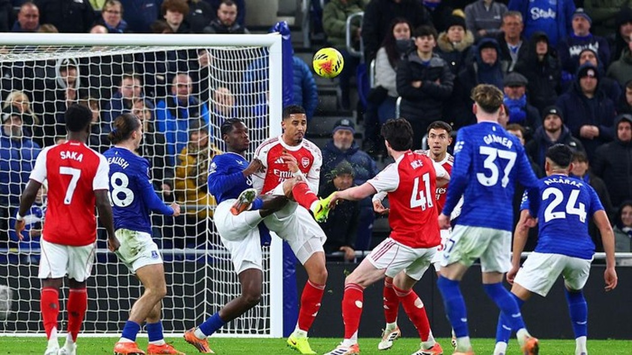 Kesalahan VAR Untungkan Arsenal dalam Kemenangan Kontroversial atas Everton Kesalahan VAR Untungkan Arsenal dalam Kemenangan Kontroversial atas Everton