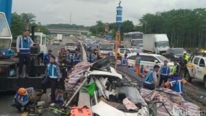 Evakuasi Kecelakaan Maut Tol Batang Makan Waktu 7 Jam Akibat Muatan Besi Truk
