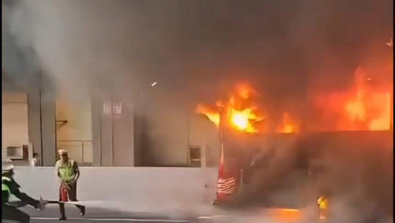 Bus Ziarah Terbakar di Tol Japek Arah Bekasi, 34 Penumpang Dievakuasi Selamat