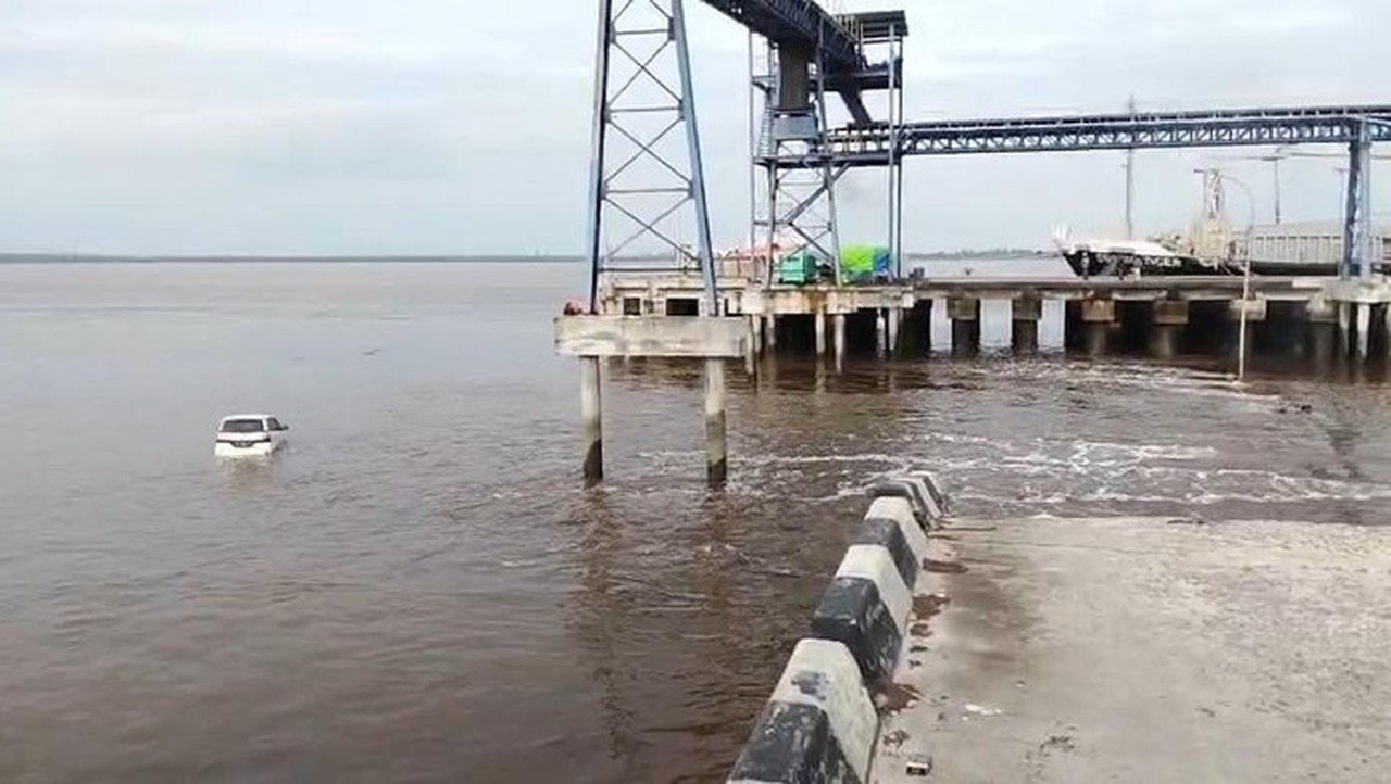 Jembatan Pelabuhan Tanjung Buton Siak Ambruk, Mobil dan Motor Tercebur ke Laut