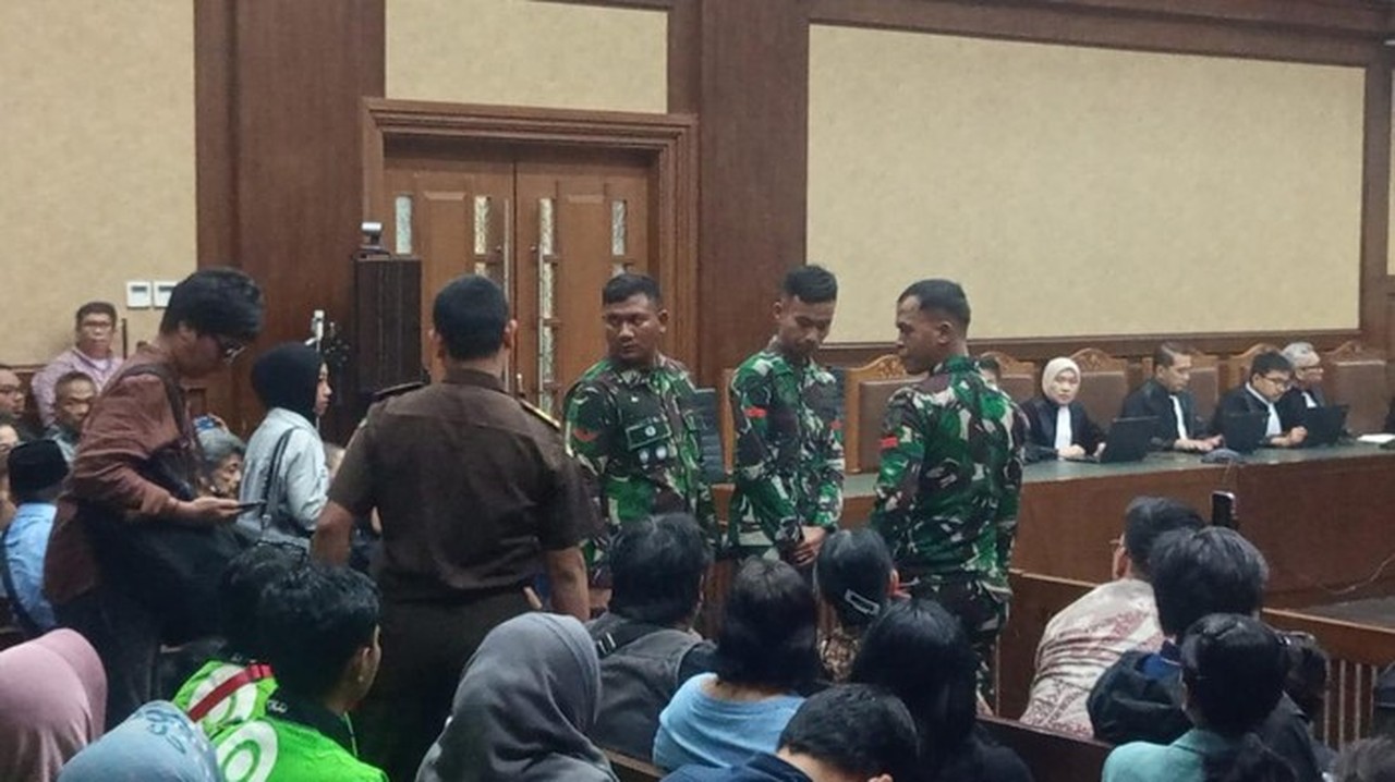 Hakim Heran Tiga Prajurit TNI Berdiri di Sidang Nadiem Makarim, Ini Penjelasan TNI Hakim Heran Tiga Prajurit TNI Berdiri di Sidang Nadiem Makarim, Ini Penjelasan TNI